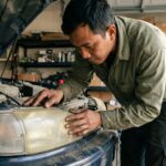 Proses restorasi mika lampu mobil menguning dengan metode wet sanding dan nano burn coating.